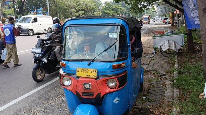 Tradisi mudik selalu menghadirkan kisah unik setiap tahunnya. Salah satunya yang dilakukan oleh Tirto, pemudik asal Tebet, Jakarta, yang memilih menggunakan bajaj untuk pulang ke kampung halamannya di Tegal, Kamis (27/3/2025).