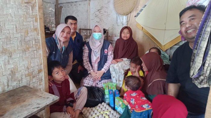 Muizatul Halim (12) bocah tangguh asal Garut, hidupi keluarganya dengan berjualan cakue. Kisahnya viral di media sosial. Kini banjir donasi. Muiz merupakan warga Kampung Siderang Datar, Desa Cintanagara, Kecamatan Cigedug, Kabupaten Garut, Jawa Barat.