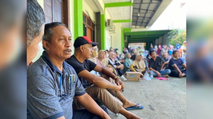 TUNTUT UANG TABUNGAN - Soleh saat mendatangi Kantor KSP Mitra Jasa Indramayu bersama nasabah lainnya untuk menuntut uang tabungan yang macet, Rabu (4/6/2025).