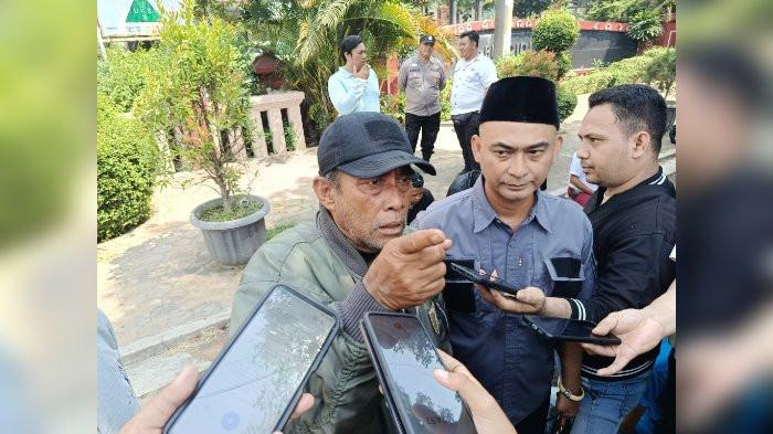 ORANG TUA MURID - Bambang Rismayadi (61), orang tua murid yang anaknya tidak diterima di SMPN 4 Cirebon yang rumahnya hanya berjarak 179 meter dari sekolah. 