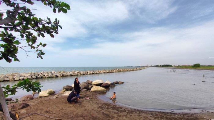 Objek wisata Pantai Ketapang Indramayu, Minggu (2/7/2023)