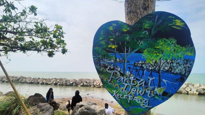 Objek wisata Pantai Ketapang di Desa/Kecamatan Juntinyuat, Kabupaten Indramayu, Minggu (2/7/2023)