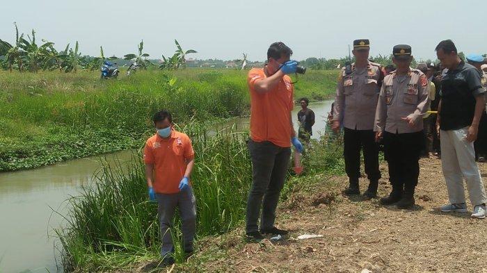 Polisi saat melakukan olah TKP penemuan jasad anak laki-laki di pinggir saluran irigasi di Blok Sukatani, Desa Bugis, Kecamatan Anjatan, Kabupaten Indramayu, Rabu (4/10/2023).