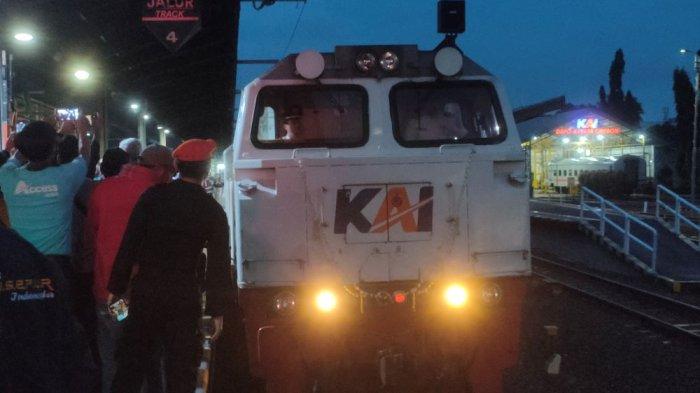 KA GUNUNGJATI - PT Kereta Api Indonesia (Persero) resmi meluncurkan layanan Kereta Api (KA) Gunungjati dengan relasi Semarang Tawang–Cirebon–Gambir. Perjalanan perdana dilakukan dari Stasiun Cirebon, pada Sabtu (1/2/2025) pukul 05.40 WIB