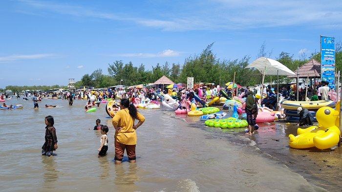 Wisatawan saat berlibur di Pantai Karangsong Indramayu, Selasa (3/5/2022).