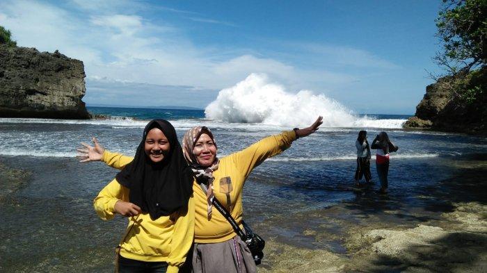 Sejumlah wisatawan berswafoto di Pantai Sebrotan di Desa Masawah, Kecamatan Cimerak, Kabupaten Pangandaran.