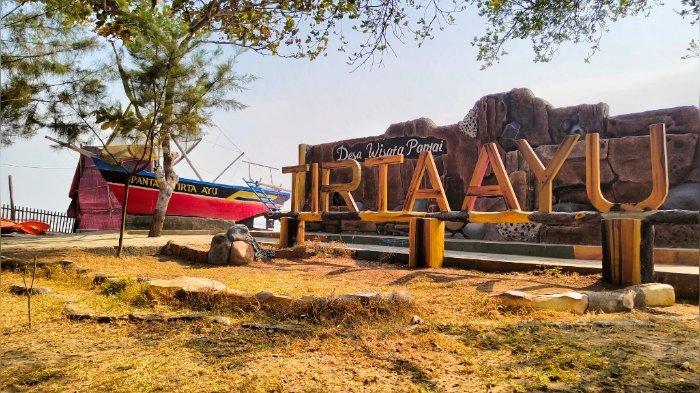 Suasana Pantai Tirta Ayu Indramayu di Jalan Tirta Ayu, Desa Balongan, Kecamatan Balongan, Kabupaten Indramayu, Kamis (24/8/2023).
