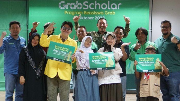 Para penerima Program Beasiswa GrabScholar 2022 dari SD hingga universitas bersama orang tuanya dan perwakilan Grab serta BenihBaik.