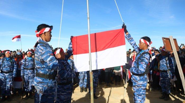 Para personel Lanud Sugiri Sukani saat melaksanakan upacara pengibaran bendera merah putih untuk memperingati HUT ke-78 RI di puncak Gunung Ciremai, Kamis (17/8/2023)