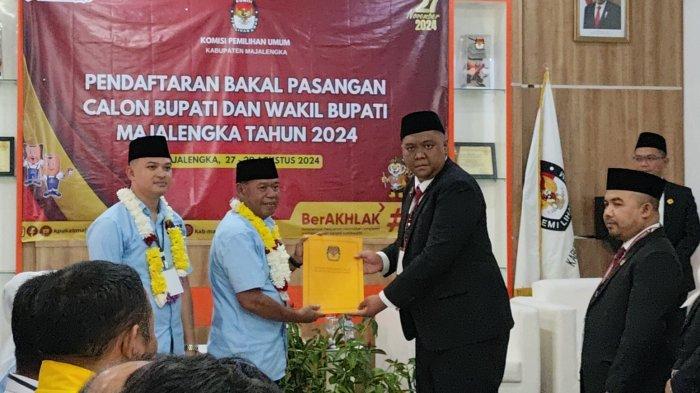 Pasangan Bacabup dan Bacawabup, Eman Suherman - Dena M Ramdhan, saat menyerahkan berkas pendaftaran ke KPU Kabupaten Majalengka, Jalan Gerakan Koperasi, Kecamatan/Kabupaten Majalengka, Kamis (29/8/2024)