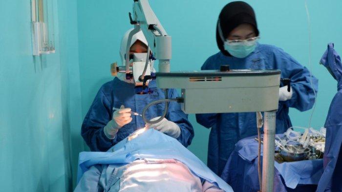 Pasien saat menjalani operasi katarak gratis di Klinik MataQu Perumda Farmasi Ciremai, Jalan Siliwangi, Kota Cirebon, Jumat (28/7/2023)