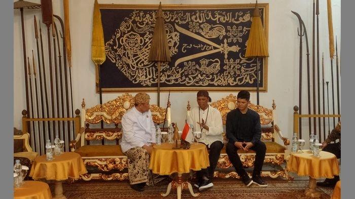 Patih Sepuh Keraton Kasepuhan Cirebon, Pangeran Raja Goemelar saat berbincang dengan Ketua Umum GRIB sekaligus mantan preman Tanah Abang, Hercules didampingi anaknya saat berkunjung ke Keraton Kasepuhan Cirebon, Minggu (5/11/2023).