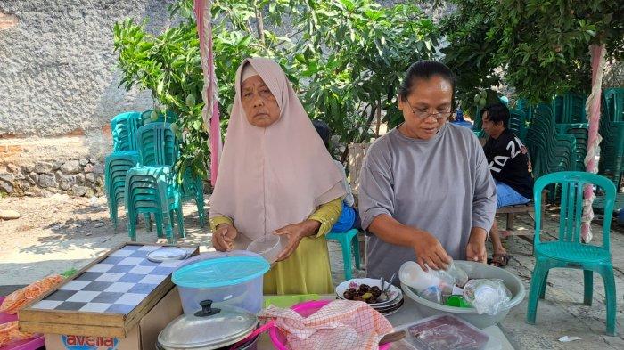 PEDAGANG NAIK HAJI - Marpuah, pedagang geblog dan blendung jagung jajanan khas Indramayu yang akan naik haji tahun 2025 ini, saat ditemui Jumat (9/5/2025). 