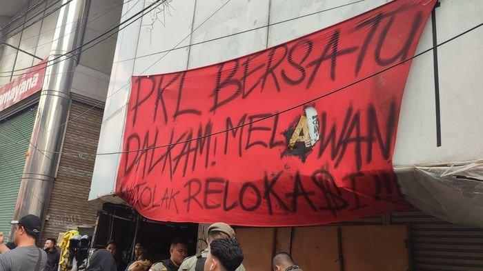 Pedagang Kaki Lima (PKL) di Jalan Dalem Kaum, Kota Bandung sempat bentrok dengan Satpol-PP saat dilakukan penertiban, Jumat (22/12/2023).