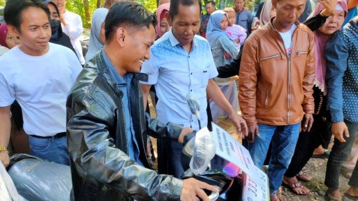Pegi Setiawan, yang baru-baru ini dinyatakan bebas dari segala tuduhan dalam kasus Vina Cirebon, menerima hadiah motor dari Tiara Rahmi Pertiwi, seorang warga Tasikmalaya yang dikenal sebagai Ratu Durian, Minggu (14/7/2024).