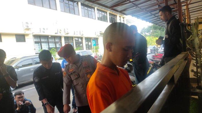 BAKAR DUA MOBIL - Satreskrim Polres Cianjur mengamanakan seorang pemuda setelah terbukti membakar dua unit mobil di Jalan Siliwangi, Kecamatan Cianjur, Kabupaten Cianjur, Kamis (3/4/2025).