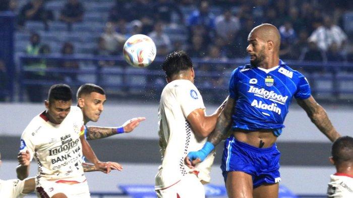 Pemain Persib Bandung David da Silva (kanan) kemelut dengan pemain Bali United saat pertandingan Liga 1 di Stadion Gelora Bandung Lautan Api, Kamis (3/8).