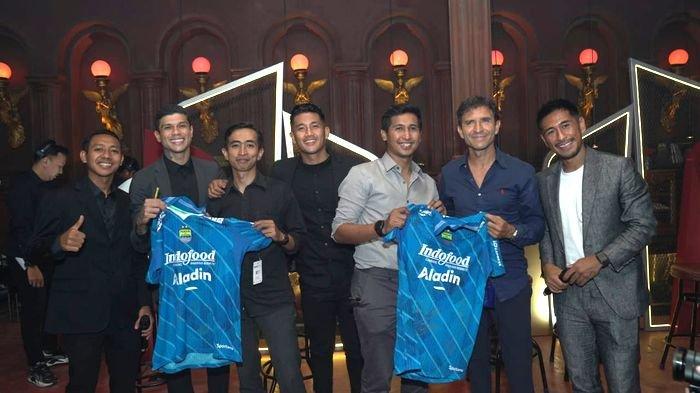 Empat penggawa Persib Bandung I Putu Gede Juni Antara, Daisuke Sato, Beckham Putra Nugraha, Ciro Alves dan pelatih Luis Milla ikuti malam keakraban bersama bobotoh.