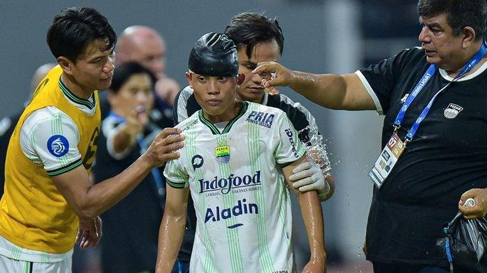Pemain Persib Bandung, Arsan Makarin, mendapatkan balutan dan pelindung kepala untuk tetap melanjutkan pertandingan, Minggu (20/8/2023).