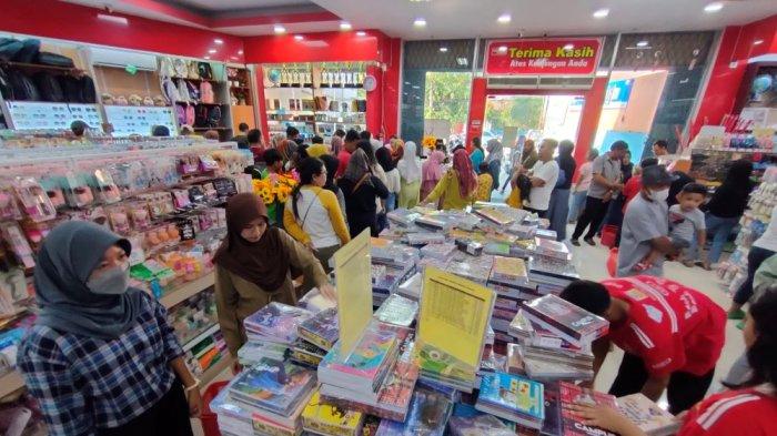 Pembeli saat berbelanja perlengkapan sekolah di Toko Buku Salemba Indramayu, Minggu (16/7/2023)
