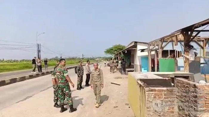 Pemerintah Kabupaten Majalengka membongkar puluhan bangunan liar (bangli) yang berdiri di sepanjang jalur keluar Tol Kertajati menuju kawasan Kertajati International Industrial Estate Majalengka (KIEM)