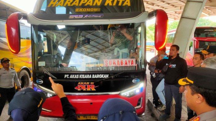 Pemerintah Kota (Pemkot) Cirebon bersama unsur kepolisian dan Dinas Perhubungan melakukan ramp check terhadap kendaraan transportasi umum bus di Terminal Harjamukti, Cirebon, Rabu (18/12/2024)