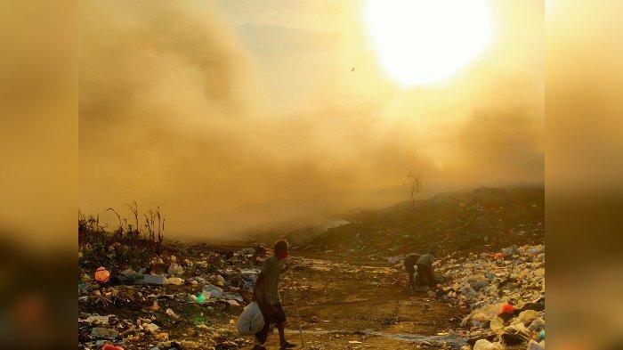 Potret tiga pemulung yang tetap beraktivitas meski di belakangnya ada kepulan asap yang pekat akibat kebakaran yang terjadi di TPA Kopi Luhur, Kelurahan Argasunya, Kecamatan Harjamukti, Kota Cirebon, Selasa (26/9/2023).