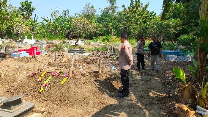 Polisi mendatangi TKP makam warga yang sempat dibongkar oleh Orang Tak Dikenal (OTK) di Desa Kubangkarang, Kecamatan Karangsembung, Kabupaten Cirebon, Jumat (4/8/2023).