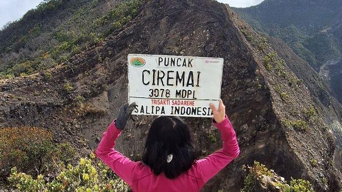 
Pendaki berfoto di puncak Gunung Ciremai via jalur pendakian Trisakti Sadarehe, Kecamatan Rajagaluh, Kabupaten Majalengka, Rabu (27/12/2023). 

