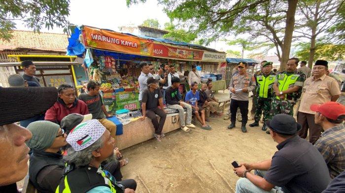 Penertiban oknum diduga preman yang pungut retribusi ke pedagang Pasar Sandang Jatibarang saat dikumpulkan petugas di RTH Jatibarang Indramayu, Rabu (14/5/2025).