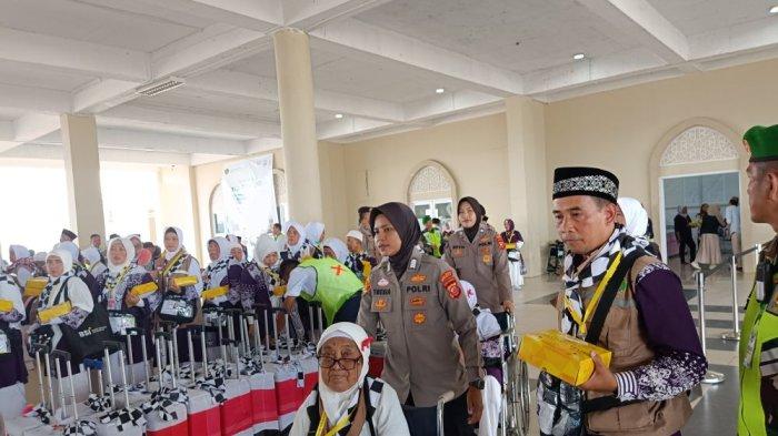 Pengmanan keberangkatan haji di Asrama Haji Embarkasi Indramayu, Rabu (16/5/2024)