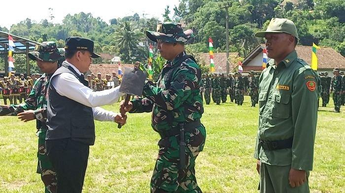Penjabat Bupati Majalengka, Dedi Supandi (kedua kiri), saat menyerahkan sejumlah peralatan dalam pembukaan TMMD Kodim 0617/Majalengka di lapangan sepak bola Desa Cipasung, Kecamatan Lemahsugih, Kabupaten Majalengka, Rabu (21/2/2024).
