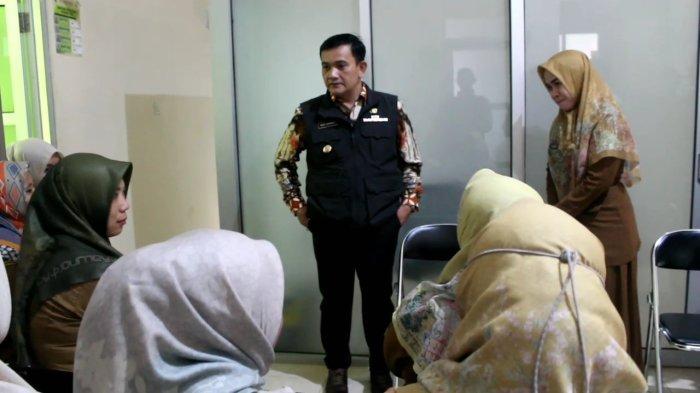 Penjabat Bupati Majalengka, Dedi Supandi (kiri), saat sidak di Puskesmas Munjul, Kecamatan/Kabupaten Majalengka, Rabu (25/9/2024)