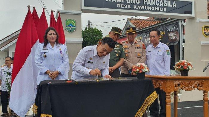 Penjabat Bupati Majalengka, Dedi Supandi, saat menandatangani prasasti peresmian Kampung Pancasila di Desa Kawunghilir, Kecamatan Cigasong, Kabupaten Majalengka, Rabu (8/1/2025)