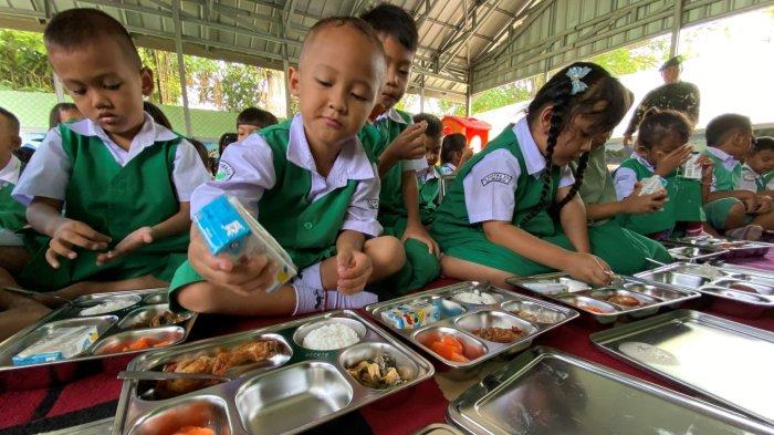 Penyaluran Makan Bergizi Gratis (MBG) oleh Kodim 0616/Indramayu di TK Kartika XIX-32 Indramayu, Senin (6/1/2025)
