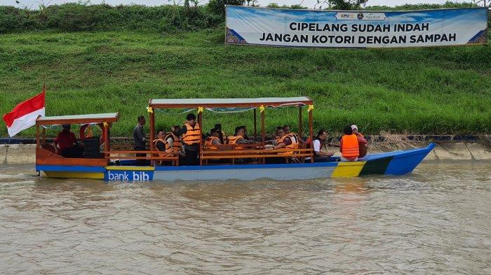 PERAHU WISATA - Perahu Wisata Jatitujuh saat mengarungi Kanal Cipelang, Kecamatan Jatitujuh, Kabupaten Majalengka, Kamis (30/1/2025).