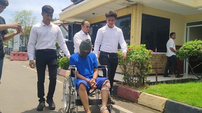 R (26), perampok bersenpi yang todong karyawan minimarket saat dihadirkan polisi saat konferensi pers di Mapolres Indramayu, Senin (4/3/2024).