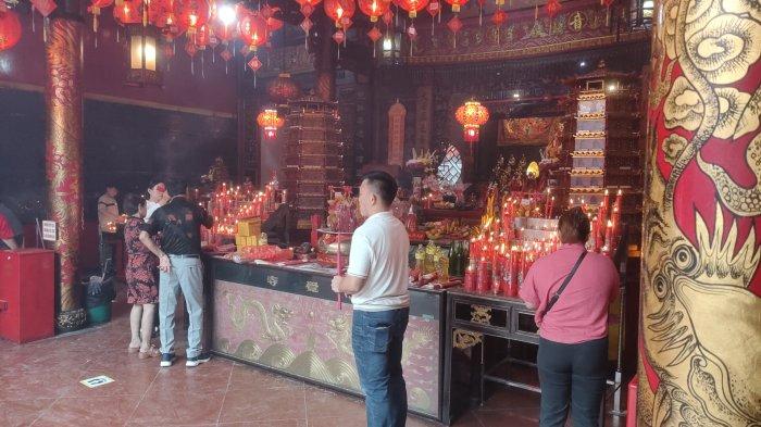 PERAYAAN IMLEK 2025 - Perayaan Tahun Baru Imlek 2025 di Vihara Dewi Welas Asih, Cirebon, masih berlangsung khidmat dan dipadati jemaah yang datang untuk beribadah dan berdoa, sejak Rabu (29/1/2025) pagi