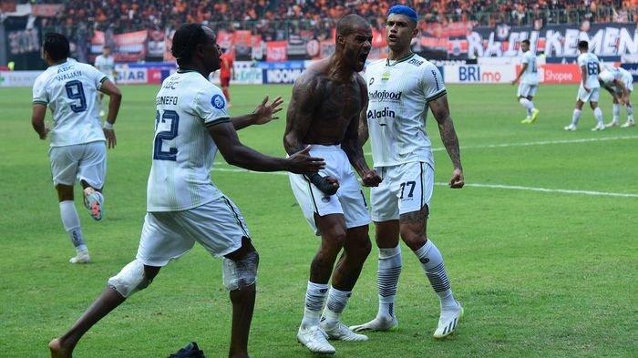Pemain Persib Bandung, David da Silva melakukan aksi selebrasi dengan buka baju telanjang dada usai mencetak gol ke gawang Persija Jakarta, Sabtu (2/9/2023).