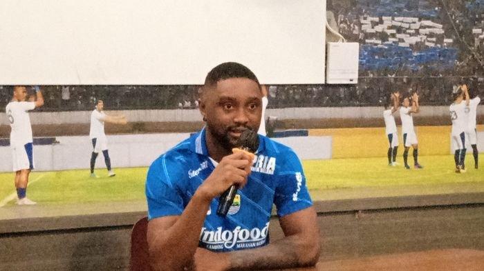 Gelandang anyar Persib Bandung, Levy Clement Madinda Jelaskan Kepribadian Pelatih Bojan Hodak.