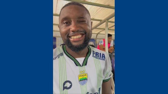 Pemain Persib Bandung, Levy Clement Madinda seusai laga terkahirnya bersama Maung Bandung.