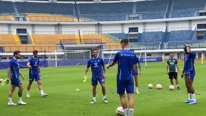 Persib Bandung kembali berlatih di Stadion GBLA, Kota Bandung, Selasa (14/1/2205).
