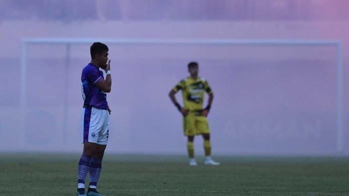 Pemain Persib Bandung, Rachmat Irianto dan Fitrul Dwi Rustapa Pasrah Laga Persib Bandung vs PSS Sleman Diberhentikan Sementara Akibat Asap Flare di Stadion Maguwoharjo, Yogyakarta, Minggu (25/6/2023).