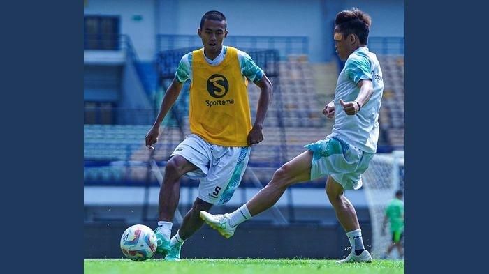 Pemain Persib Bandung, Kakang Rudianto saat latihan (kiri) dan Arsan Makarin (kanan).
