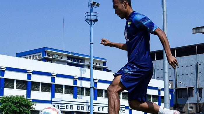 Persib mendapat tambahan amunisi kekuatan jelang hadapi Persebaya Surabaya, akhir pekan ini, dengan kembali bergabungnya Rachmat Irianto dan Robi Darwis.