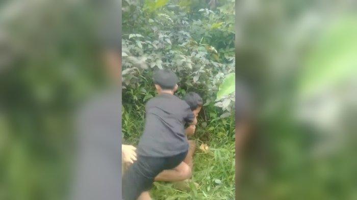 Tangkapan layar video perundungan anak di Kabupaten Cirebon.