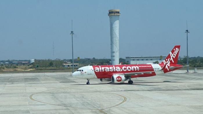 Pesawat AirAsia saat landing di BIJB Kertajati ( Bandara Kertajati) Kecamatan Kertajati, Kabupaten Majalengka, Jumat (20/10/2023).