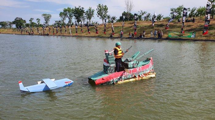 Peserta lomba rakit hias Festival Pecunan saat memamerkan hasil kreasinya di Sungai Cipelang, Desa/Kecamatan Jatitujuh, Kabupaten Majalengka, Jumat (18/8/2023).