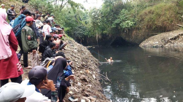 Petugas BPBD KBB saat melakukan pencarian korban yang diduga tenggelam