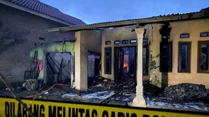 Petugas Damkar Indramayu saat berupaya memadamkan api kebakaran di rumah produksi petasan di Desa Lobener Lor, Kecamatan Jatibarang, Indramayu, Senin (20/1/2025) malam